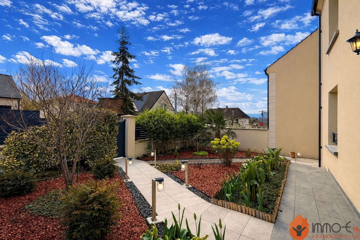 Maison à CONDE-SAINTE-LIBIAIRE