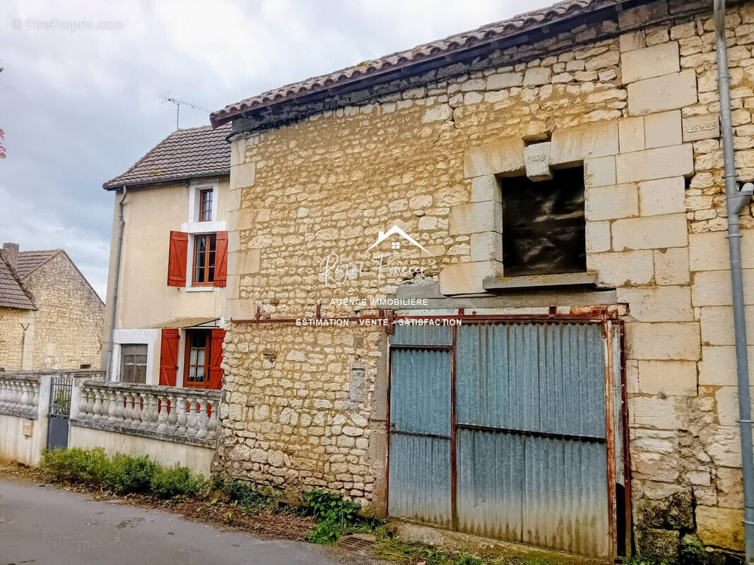 Grange de 50 m2 au sol à réhabilité (eau et électricité devant) - Maison à THURE