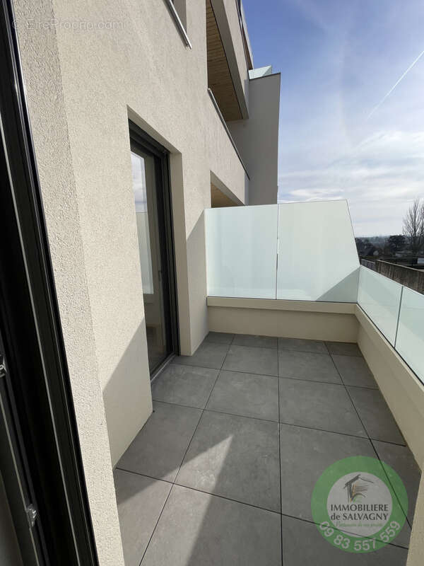Appartement à LA TOUR-DE-SALVAGNY