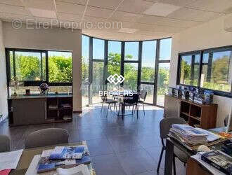 Commerce à CHATEAUNEUF-LES-MARTIGUES