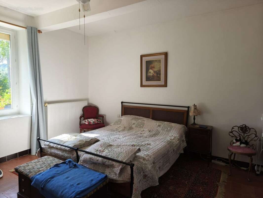 Chambre confortable et lumineuse avec vue sur le jardin. - Maison à L'ISLE-EN-DODON