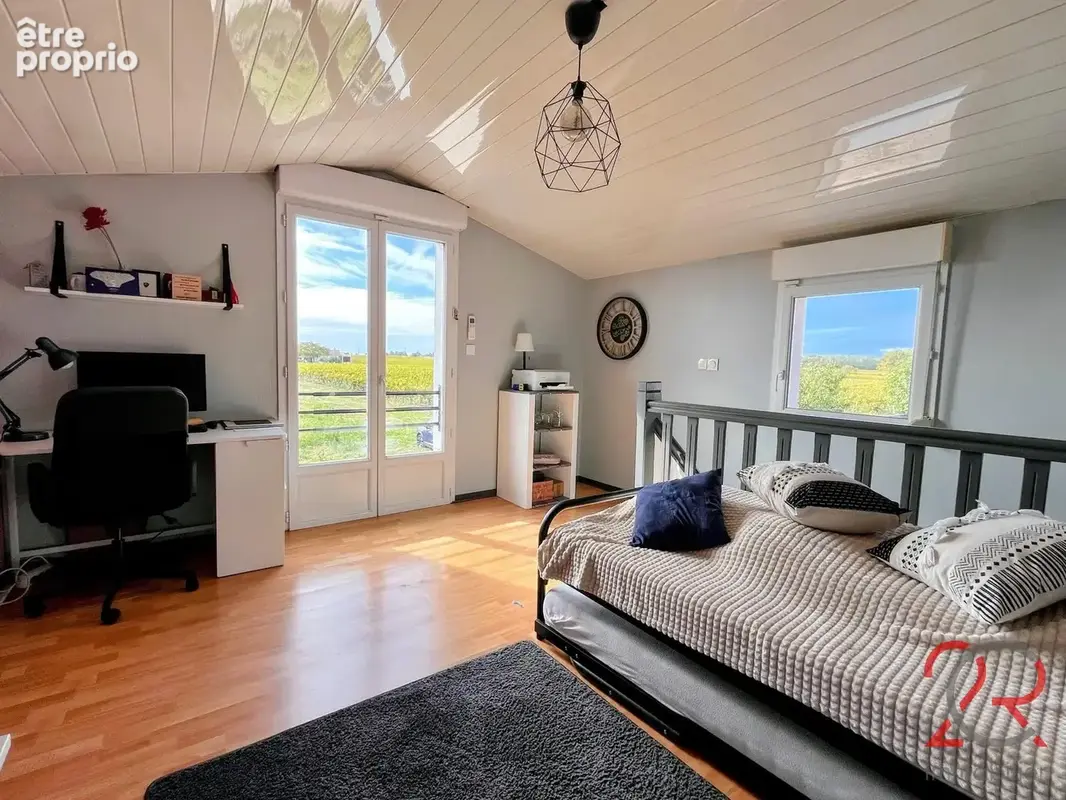Maison aux beaux volumes avec 4 chambres, garage et piscine - photo 13