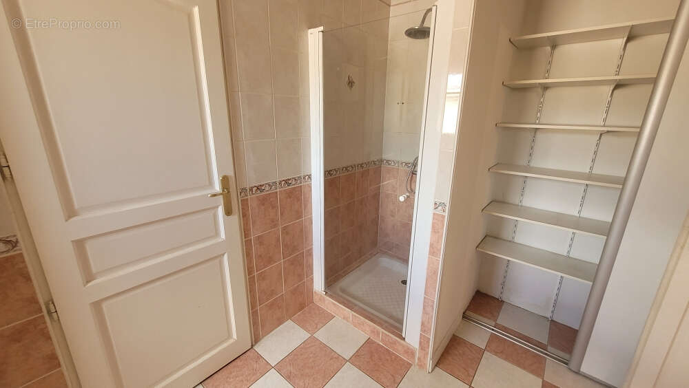 Ensemble immobilier composé de 2 logements (135 et 57 m² )  6 ch. terrain de 4480m² clos - photo 8