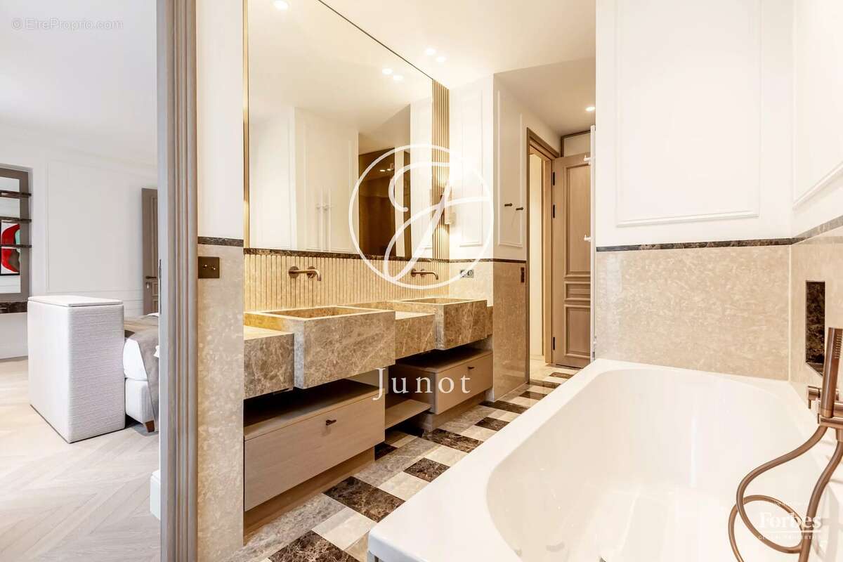 Appartement à PARIS-16E