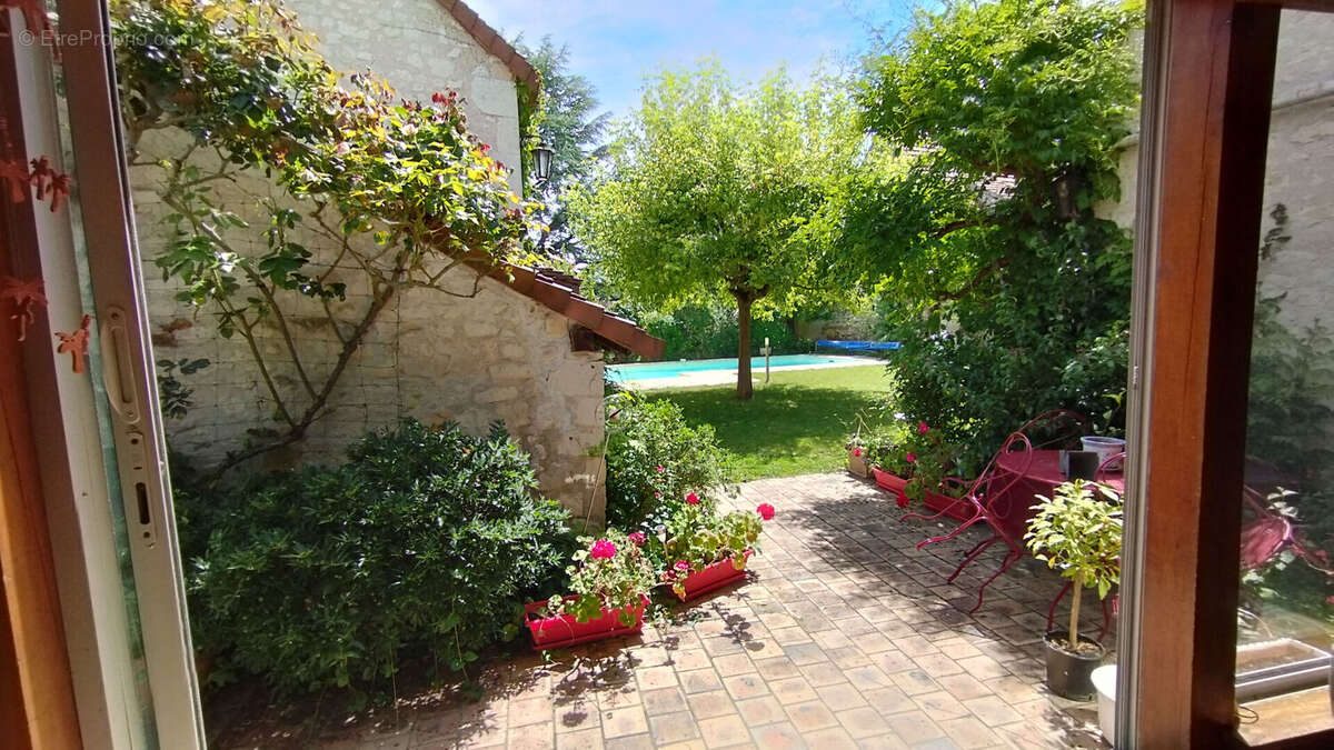 Maison à YZEURES-SUR-CREUSE