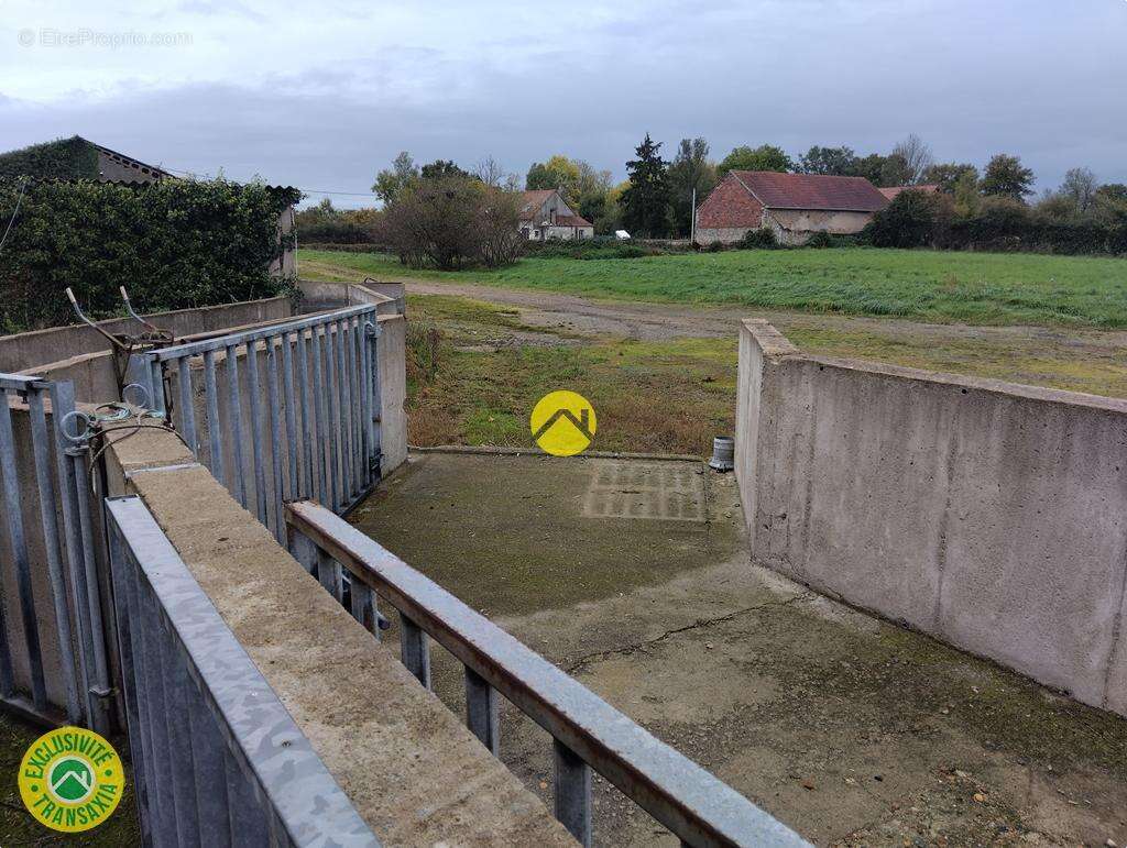 Bâtiments 1360m2  à côté de D1 - photo 10