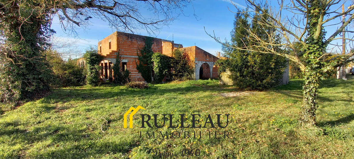 Terrain à AMBARES-ET-LAGRAVE