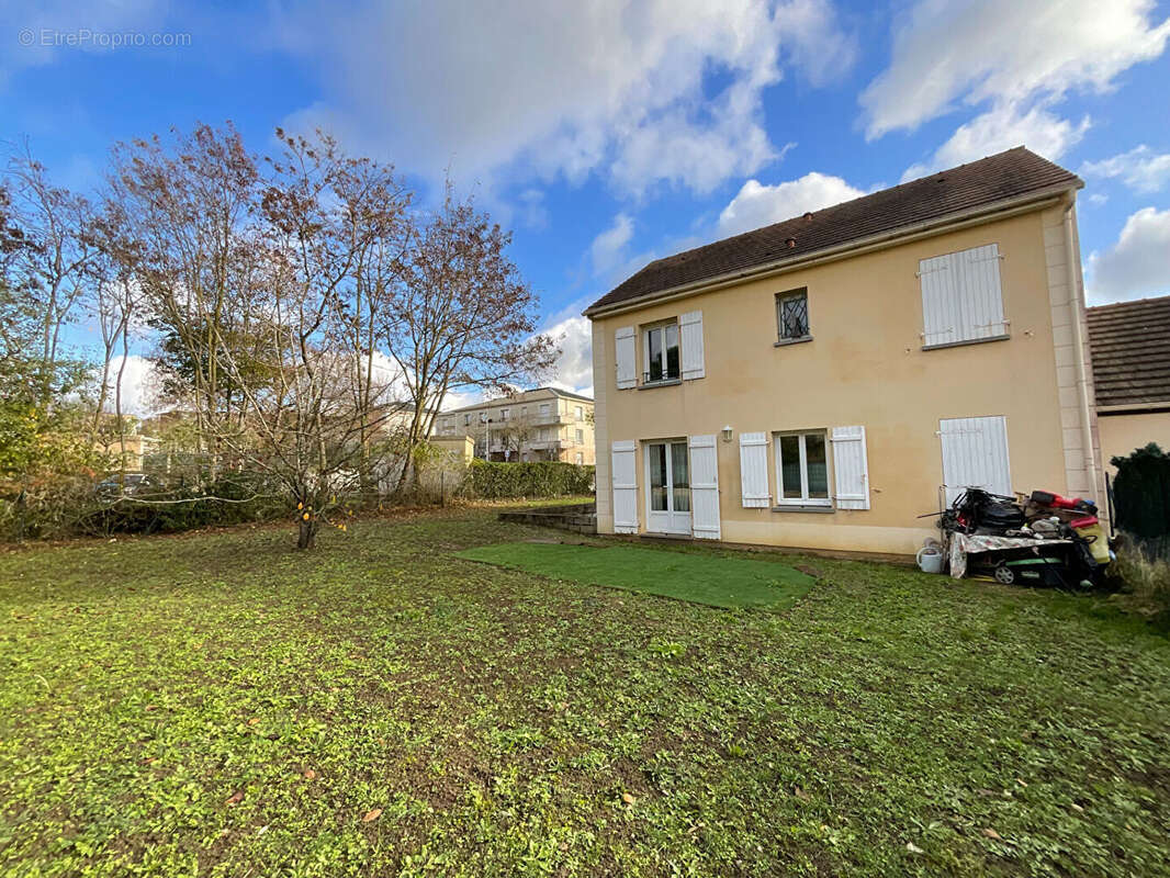 Maison à CHANTELOUP-LES-VIGNES