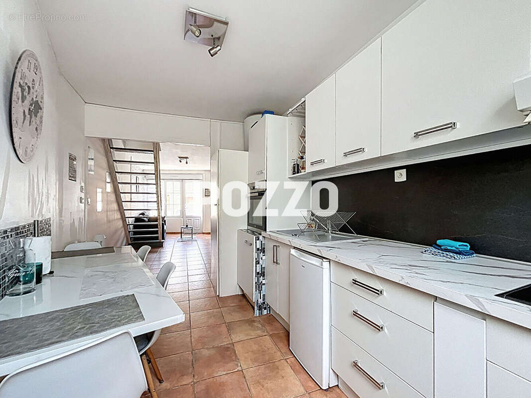 Maison 6 pièces à Genêts : 3 logements communicants avec beau potentiel locatif - photo 10