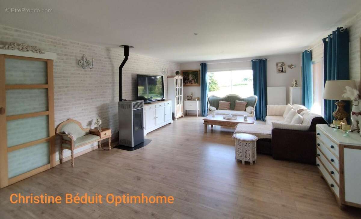 Charente, proche La Rochefoucauld, maison de plain-pied 139 m², garage, carport, terrain 2957m² - photo 3