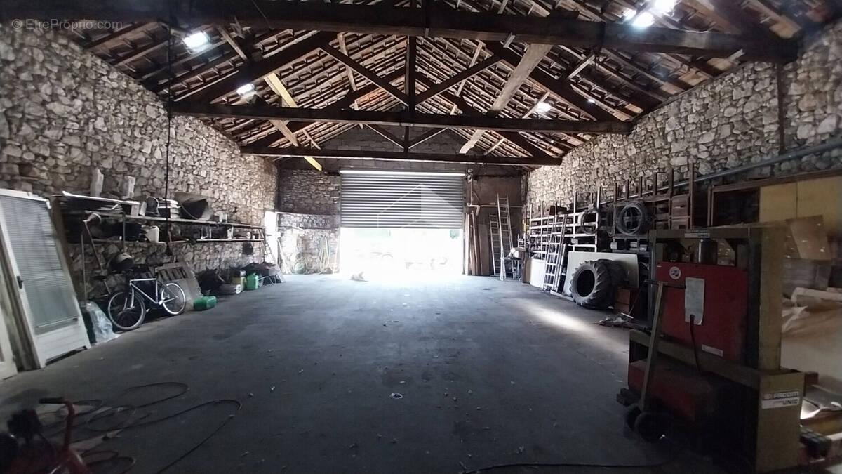 Commerce à PINEUILH