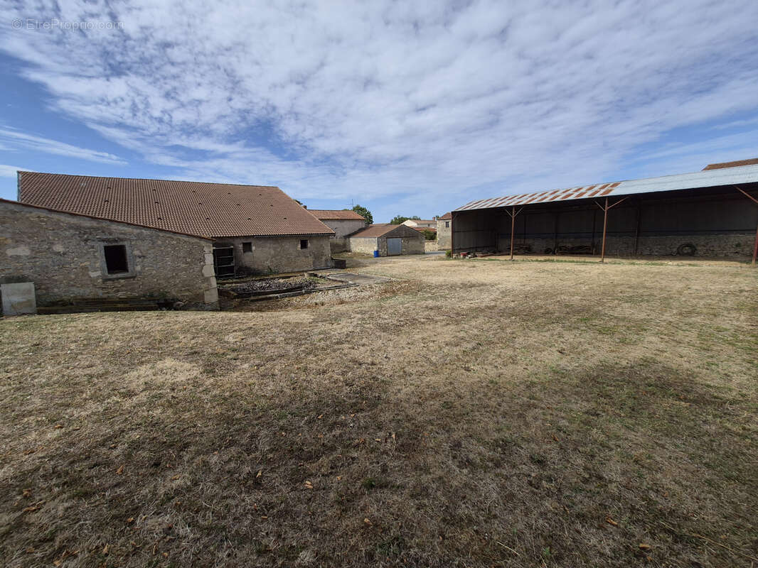 Propriété en pierre à rénover   2 009 m2 de terrain constructible   nombreuses dépendances - photo 18