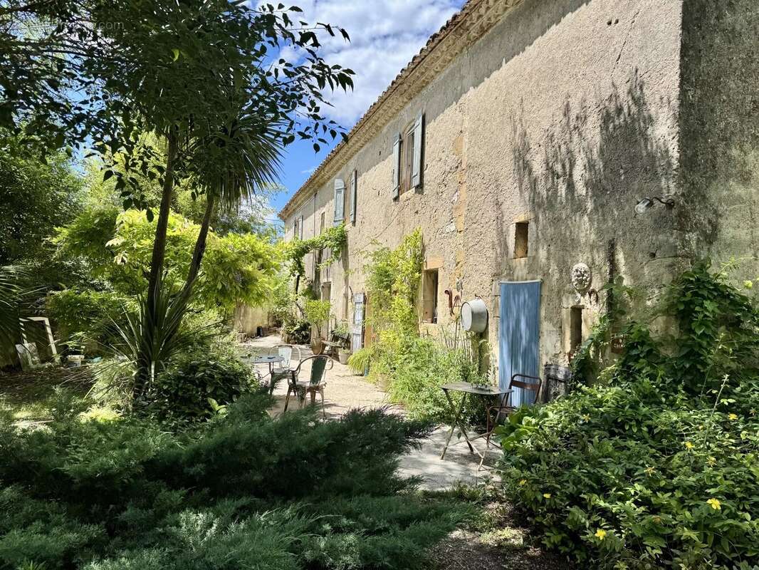 Maison à SAINT-CHAPTES
