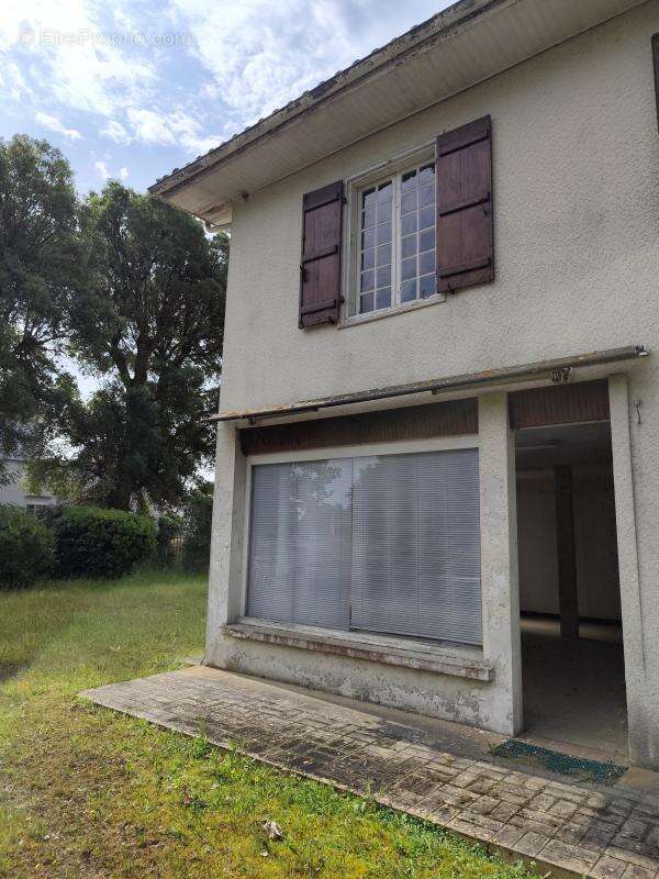 Commerce à SAINT-JULIEN-EN-BORN