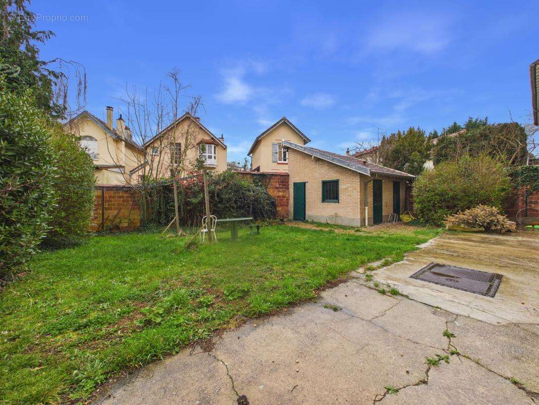 - 78000 versailles - quartier montreuil - charme de l'ancien - parquet moulures cheminees - expose sud sur jardin - grande cave  - photo 6
