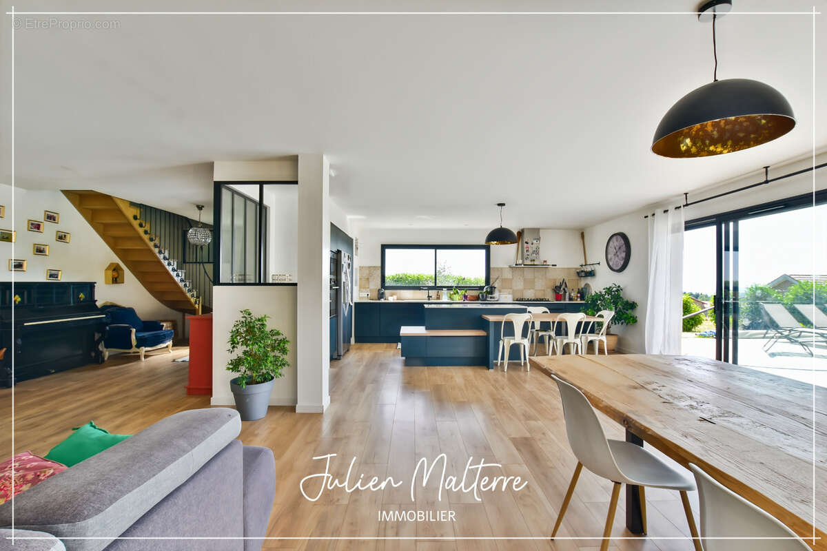 Maison récente de 170 m² sur 2100 m² de terrain préservés, 7 pièces, 5 chambres dont dressing, garage de 85 m² à MAROLS (42) - photo 4