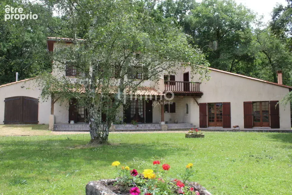 Maison à MONTMOREAU-SAINT-CYBARD