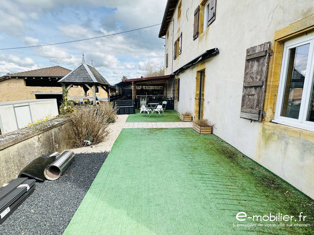 Maison à SAINT-DENIS-DE-CABANNE