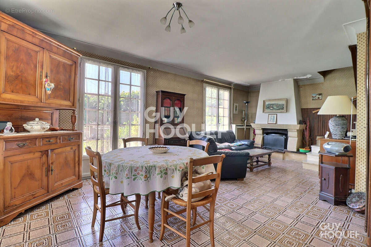 Maison à SAINTE-GENEVIEVE-DES-BOIS