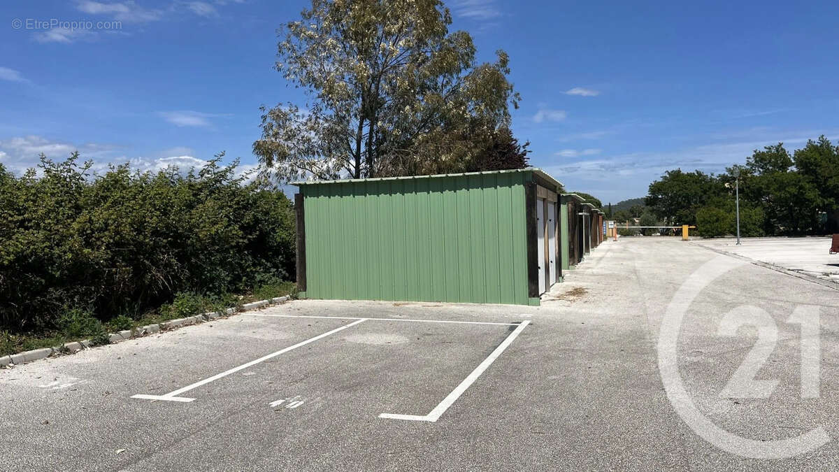 Parking à LA LONDE-LES-MAURES