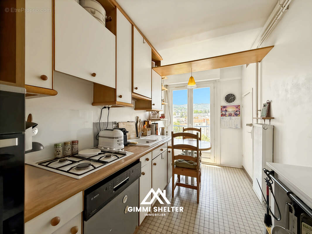 Appartement de 83 m2 vue, balcon, cave et parking, plein centre - photo 2