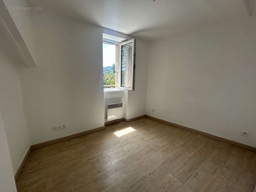 Appartement à MEOUNES-LES-MONTRIEUX