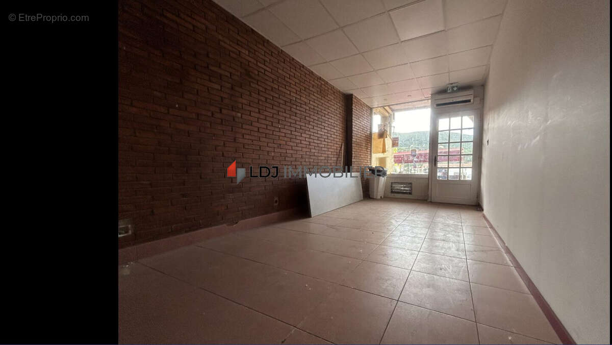 Commerce 37 m² à Amelie-Les-Bains-Palalda  - photo 4