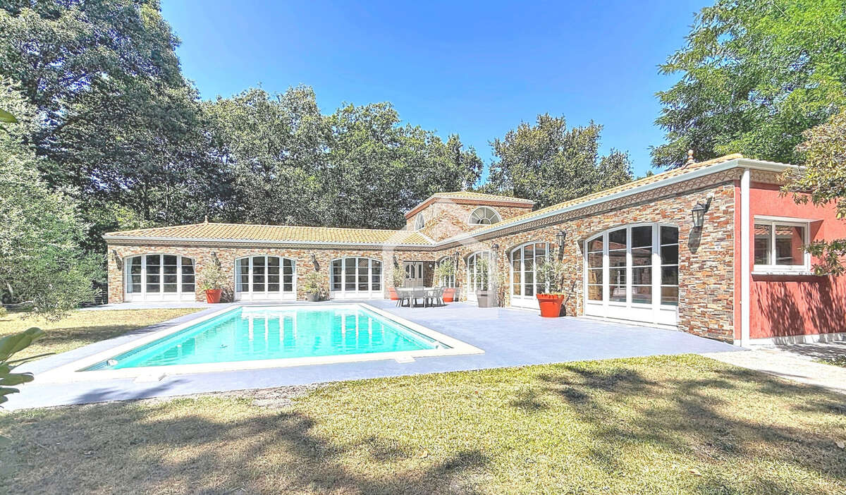 Élégante maison avec dépendance, parc paysager, piscine et au calme - photo 2