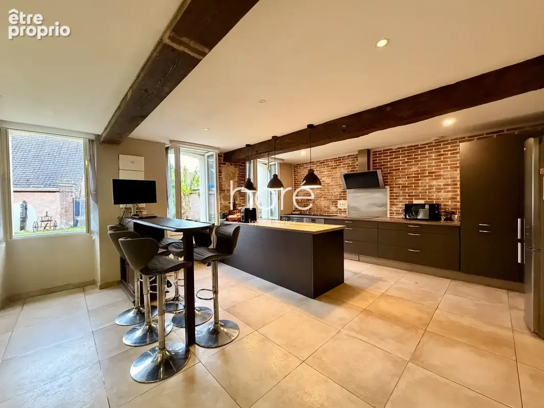 Maison 255 m² à La Celle-Saint-Cyr  - photo 4