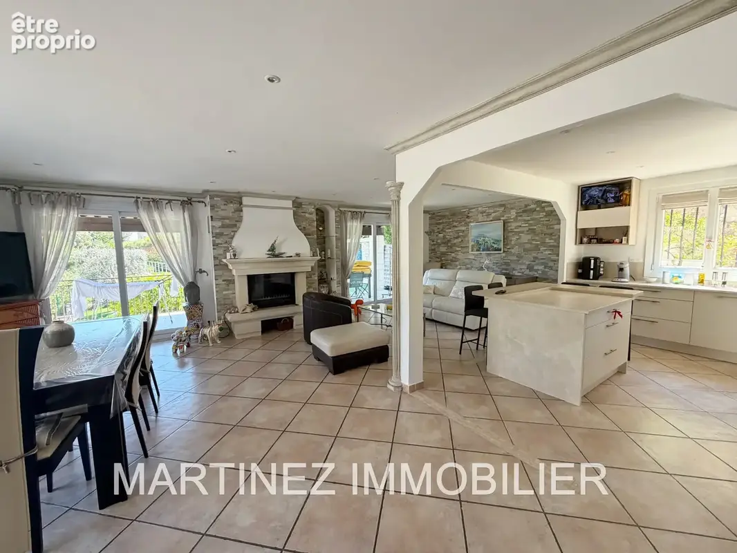 Cagnes-sur-Mer Pain de Sucre   Villa  rénovée de 236 m2 avec piscine, appartement indépendant et aperçu mer - photo 3