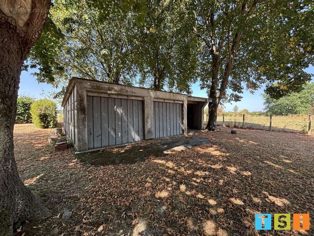 Maison de caractère de plus de 220 m² avec piscine et parc arboré de 6 725 m² - photo 10