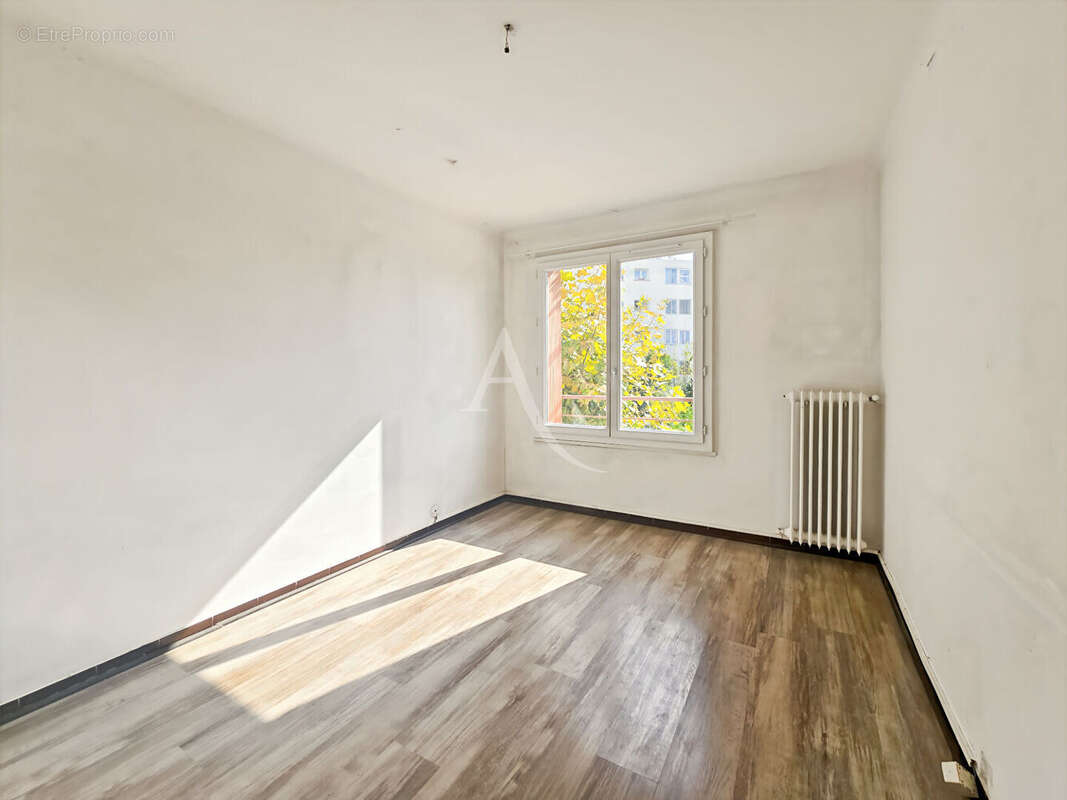 À vendre de 77 m² Allauch La Pounche (13190)  Appartement T4 avec garage, cave et balcons - photo 7