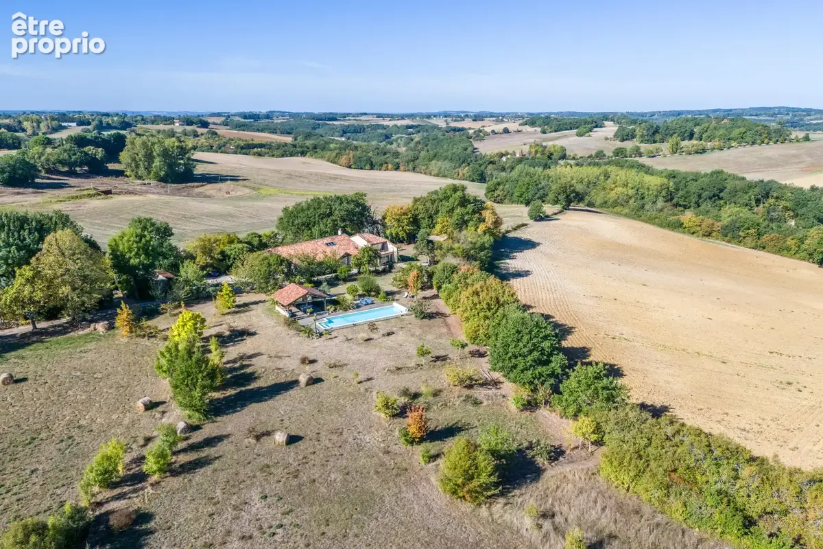 Maison de campagne avec annexe, piscine et terrain - photo 1