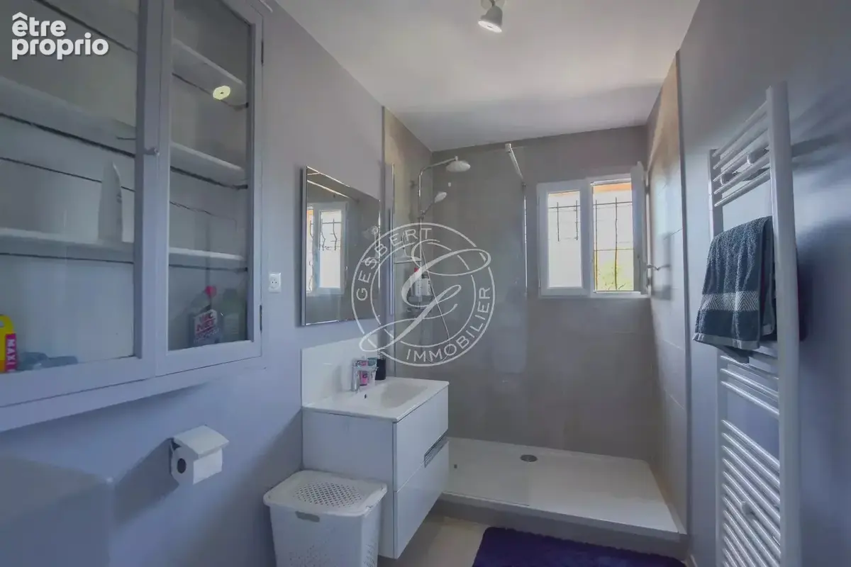 A VENDRE LORGUES - Villa traditionnelle avec piscine et vue dégagée - photo 16