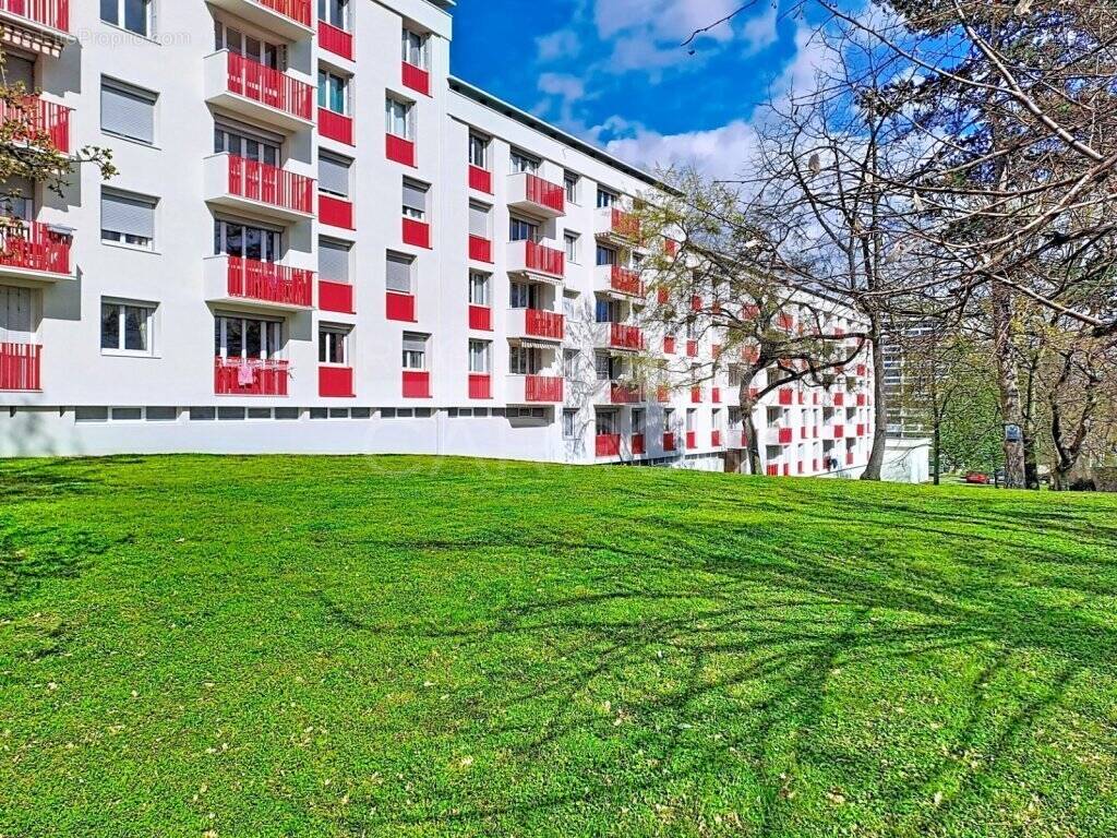 Appartement à PIERRE-BENITE