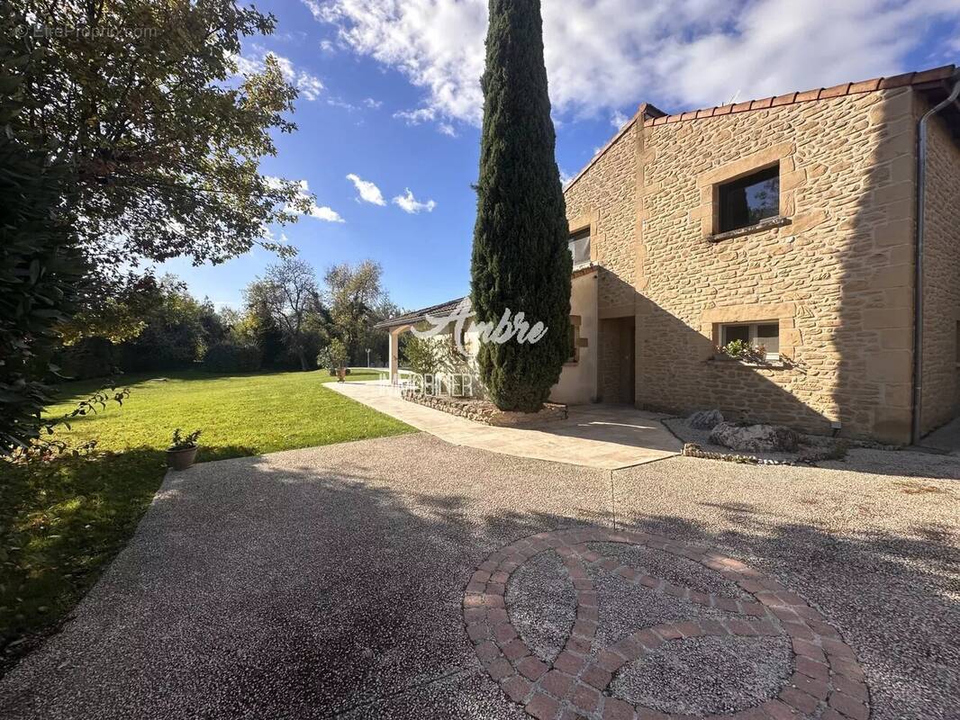 Maison à MONTELEGER