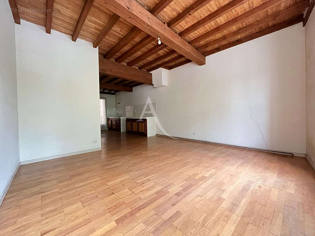 Maison de village en plein centre ville avec cour extérieur ! - photo 2