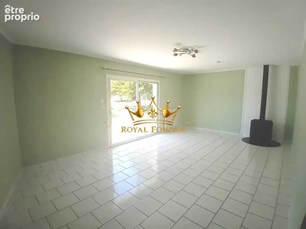 Espace de vie de 30 m2 avec poêle à bois 