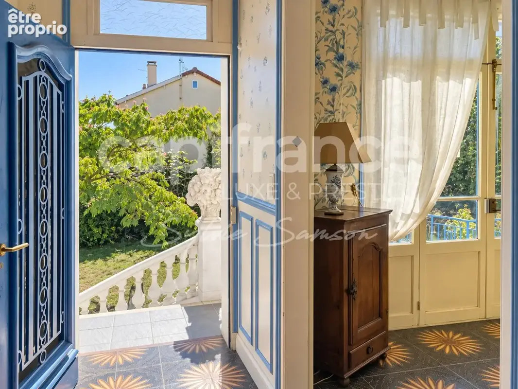 Mantes-la-Jolie – Demeure de caractère de 380 m², 14 pièces, jardin et garage - photo 9