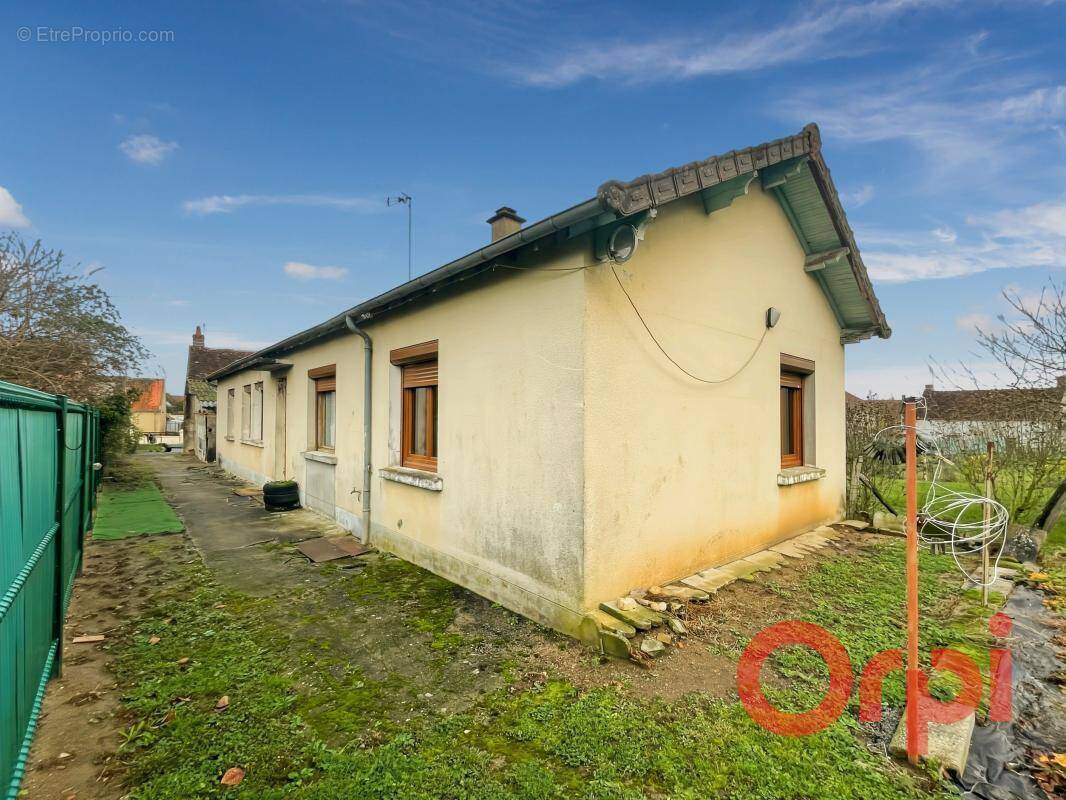 Maison à AINAY-LE-CHATEAU