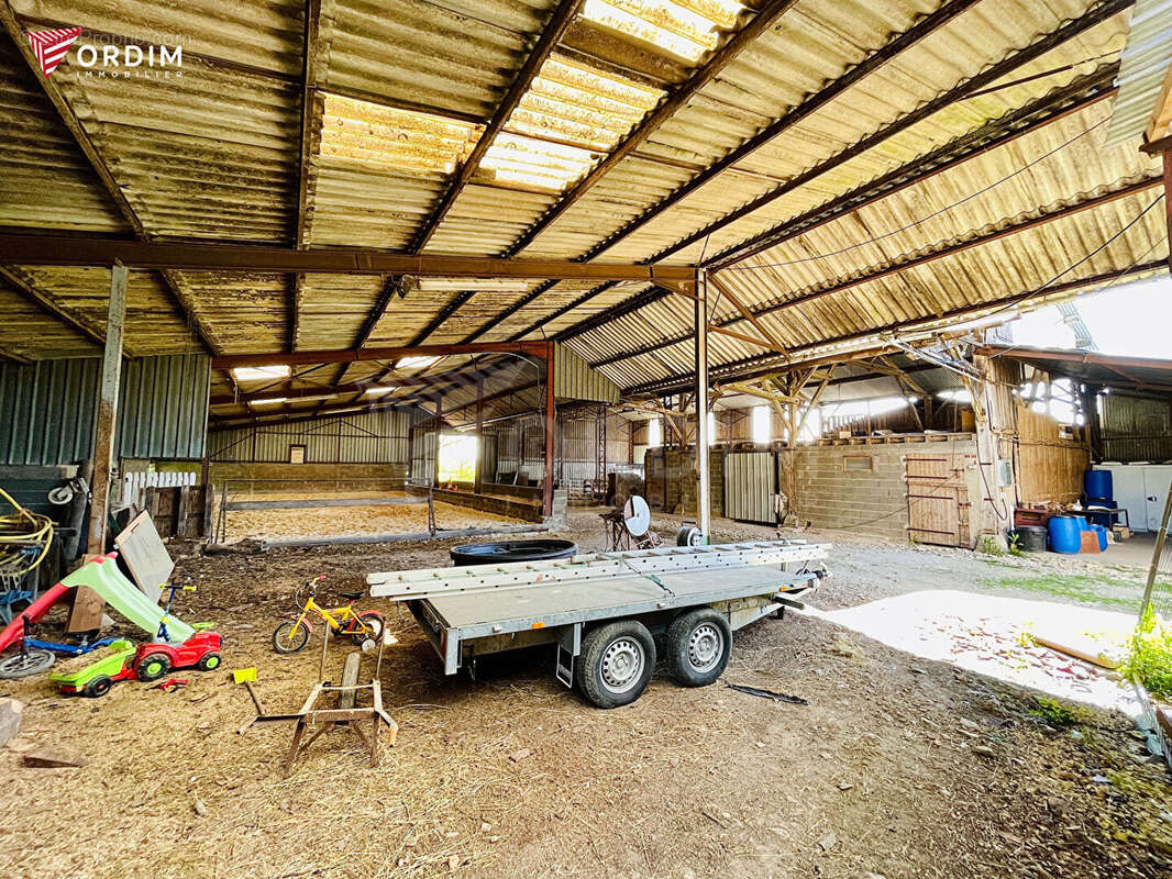 Longère de caractère avec dépendances et hangars - photo 15