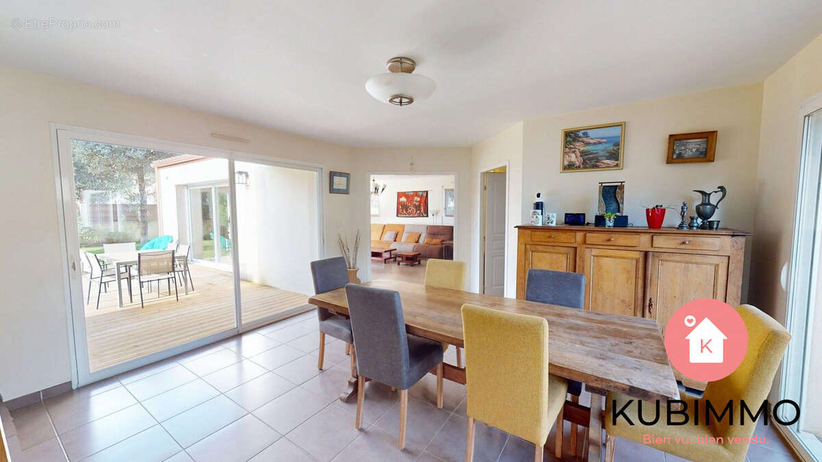 Salle à manger avec cuisine ouverte de 31m2, et buanderie attenante.  - Maison à LONGEVILLE-SUR-MER