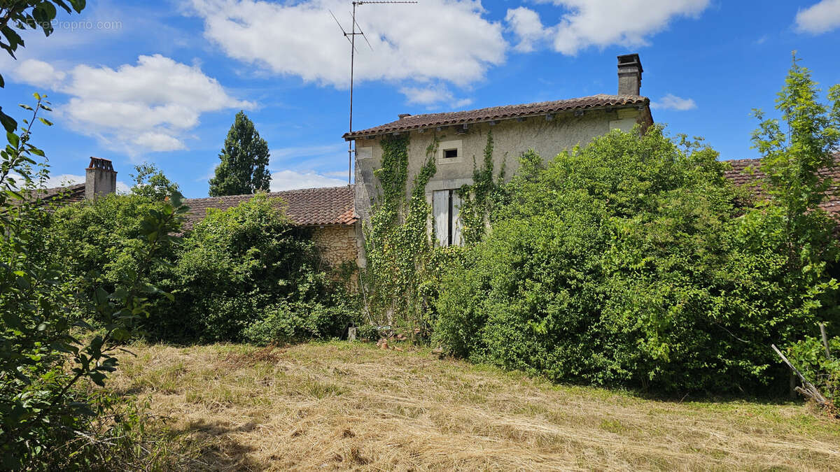 Maison ancienne avec dépendances et terrain à rénover - photo 13
