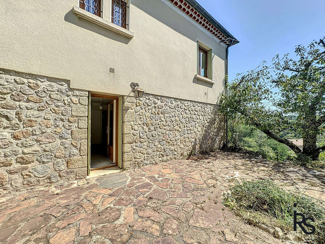 Villa de 1966 avec un terrain constructible de 1883 m2 et une vue dégagée. - photo 4