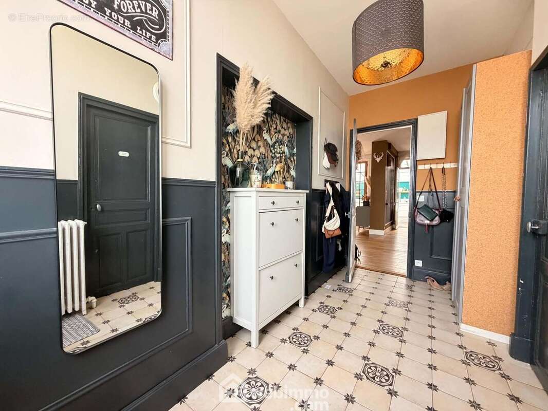 Découvrons l'intérieur, une vaste entrée distribue ...