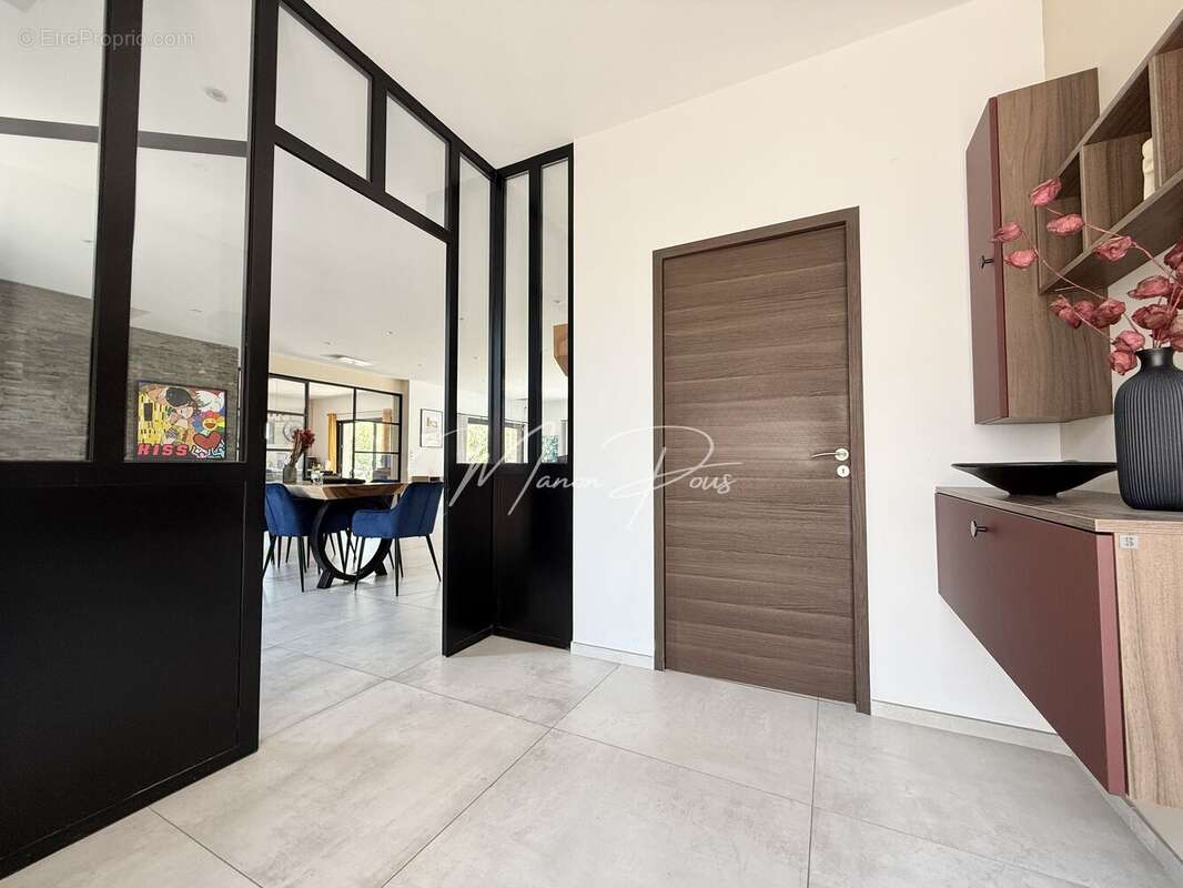 Maison 203 m² à Saint-Esteve  - photo 9