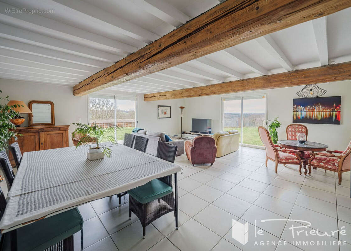 Propriété familiale de 305 m² avec terrain de 8 ha environ, piscine et belles dépendances - photo 5