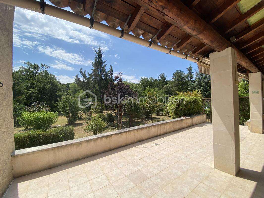 APT (84400) – Maison de plain-pied d'env. 160 m²  env - Pièce de vie de 65 m²  - Double garage - Jardin arboré - photo 2