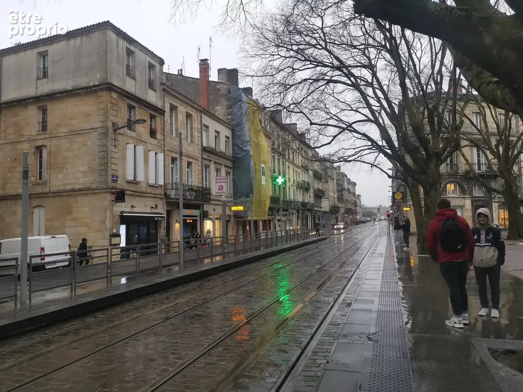 T2 de 40 m2 + Cour + 2 caves Place Charles GRUET BX - photo 2