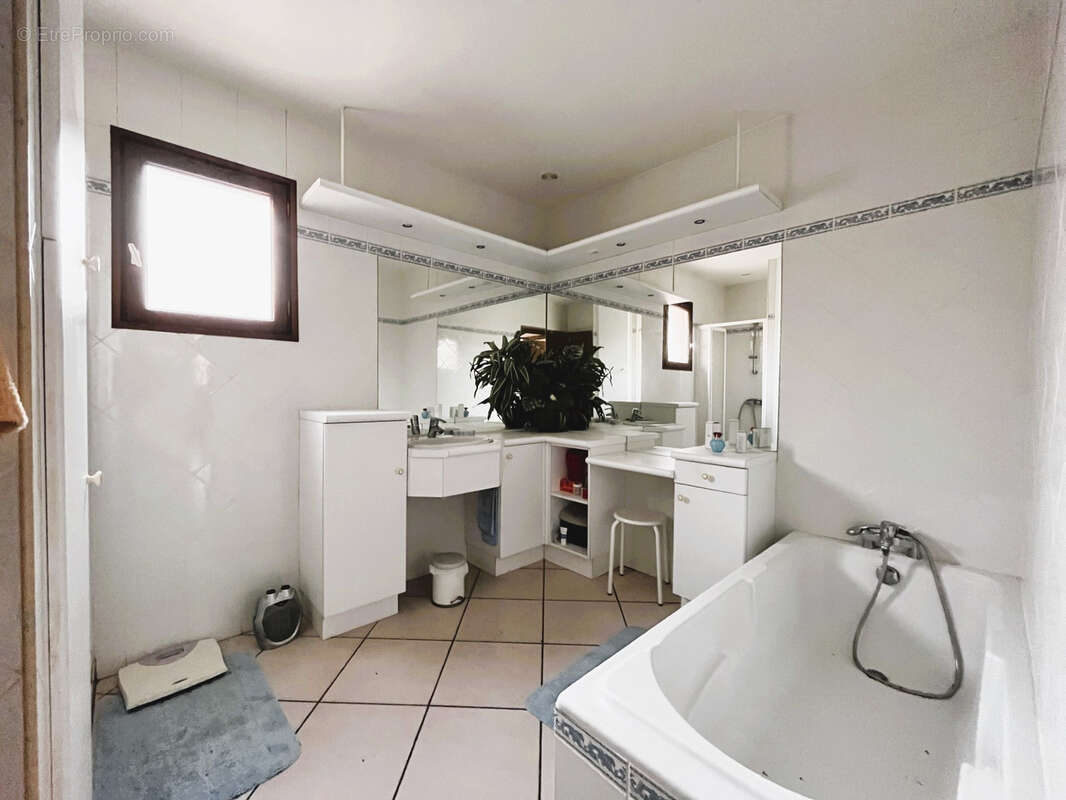 Maison à SAINT-LAURENT-DE-LA-SALANQUE